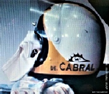 Capacete de "Nicha" Cabral com logo da GOLD SCORPIUS TEAM